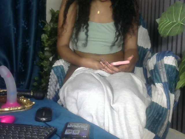 Petitlexxi's BongaCams show and profile