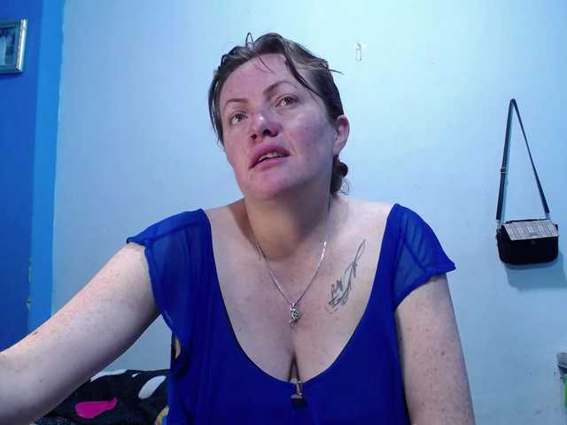 Carolinhe — live female cam