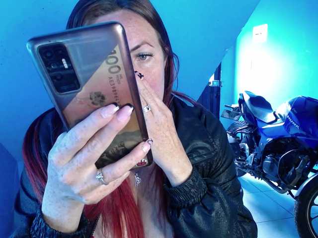 Carolinhe live cam on BongaCams