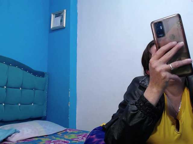 Carolinhe live cam on BongaCams