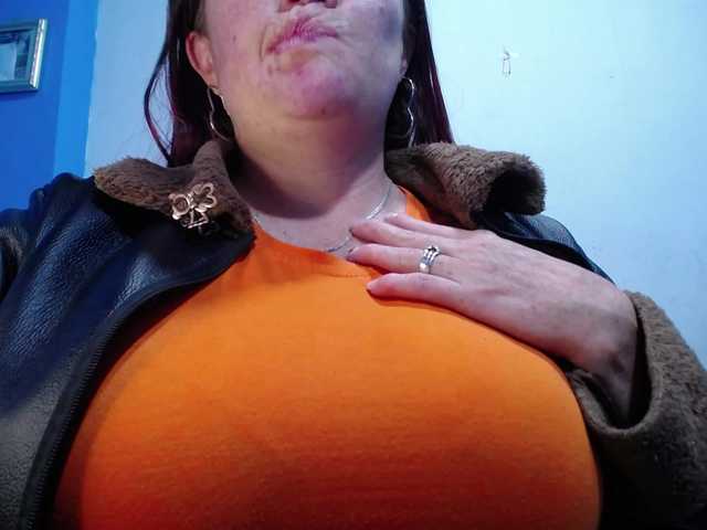 Carolinhe — live female cam