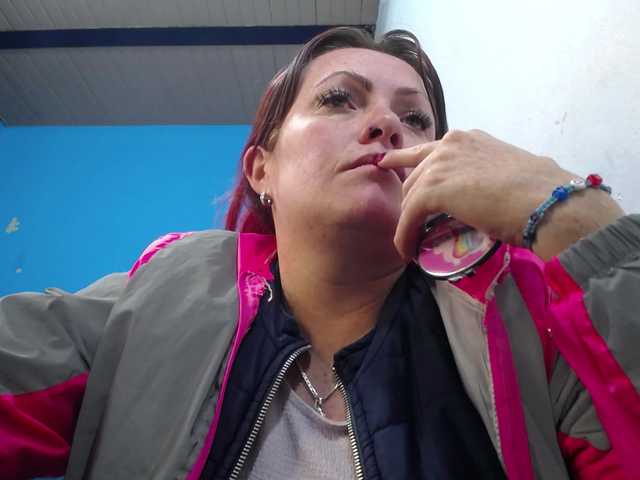 Carolinhe live cam on BongaCams