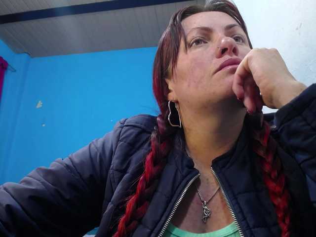 Carolinhe live cam on BongaCams