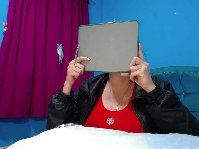 Carolinhe live cam on BongaCams