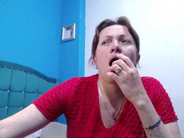 Carolinhe live cam on BongaCams