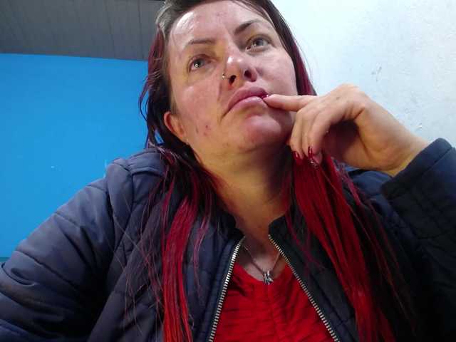 Carolinhe live cam on BongaCams