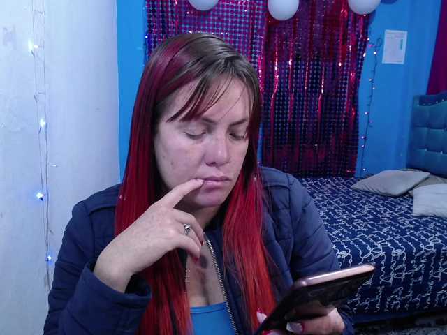 Carolinhe's BongaCams show and profile