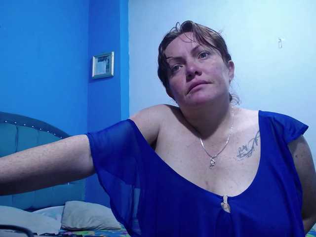 Carolinhe — live female cam