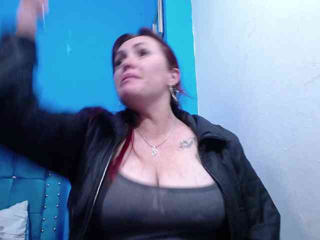 Carolinhe's cam show statistics and live stream
