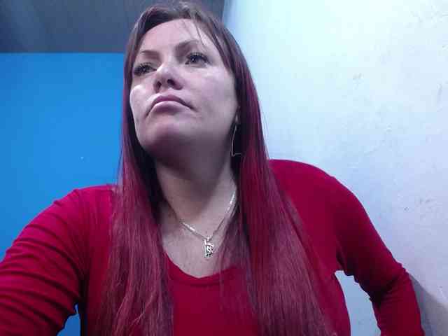 Carolinhe's cam show statistics and live stream