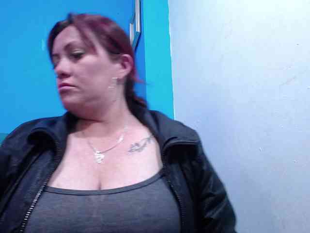 Carolinhe's cam show statistics and live stream