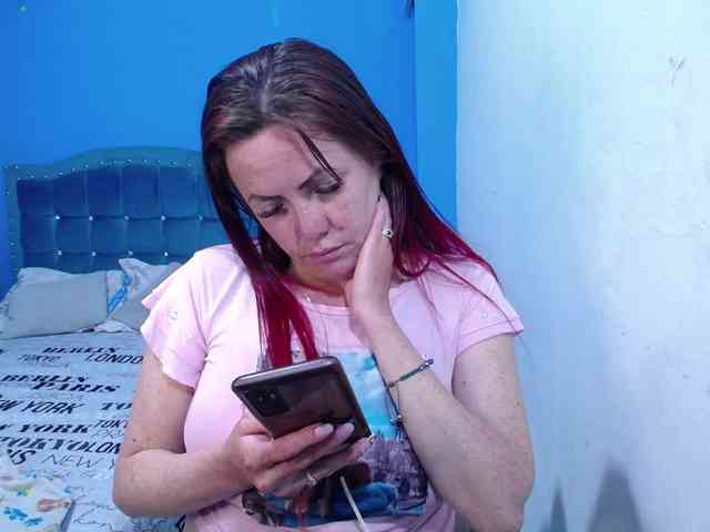 Carolinhe Live Webcam on BongaCams