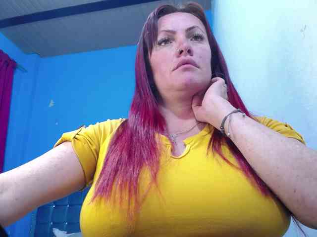 Carolinhe Live Webcam on BongaCams