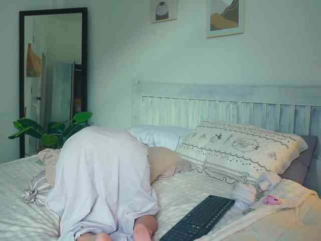 Model: SlowlyLolly44
