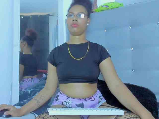 tatianasquirthot's live room