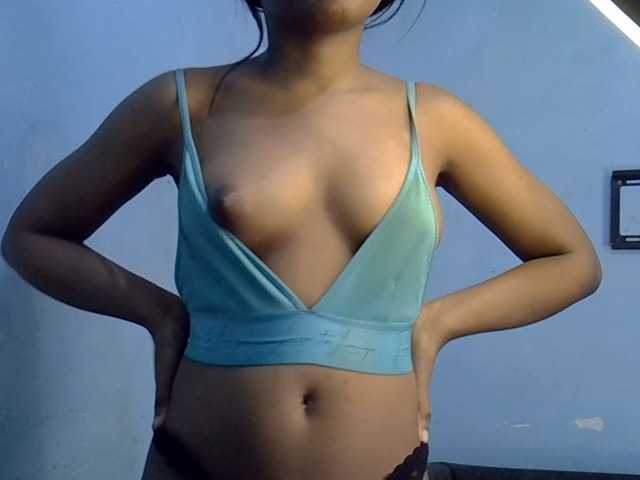 le modèle GoldenGoddess1 est en webcam porno dans un show sur le site bongacams, il possède les tags suivants: Ebony,Brunette,Shaved