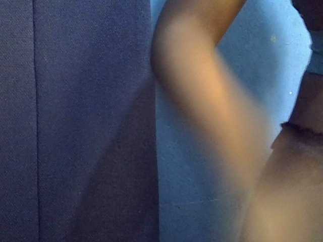 le modèle GoldenGoddess1 est en webcam porno dans un show sur le site bongacams, il possède les tags suivants: Ebony,Brunette,Shaved