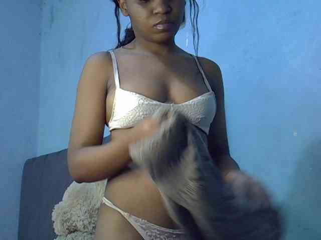 GoldenGoddess1 webcam
