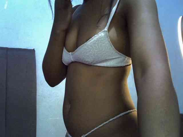 GoldenGoddess1 webcam