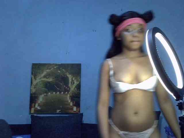 GoldenGoddess1 webcam