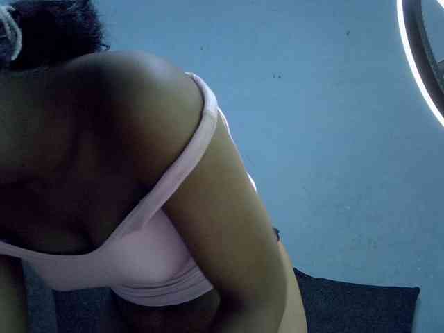 GoldenGoddess1 webcam