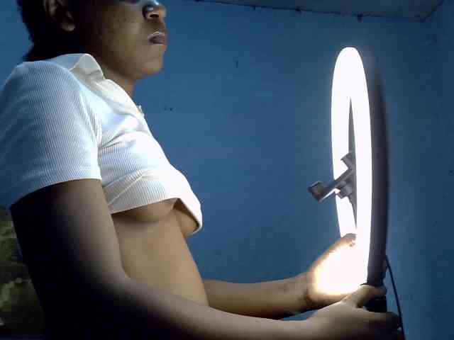 GoldenGoddess1 webcam