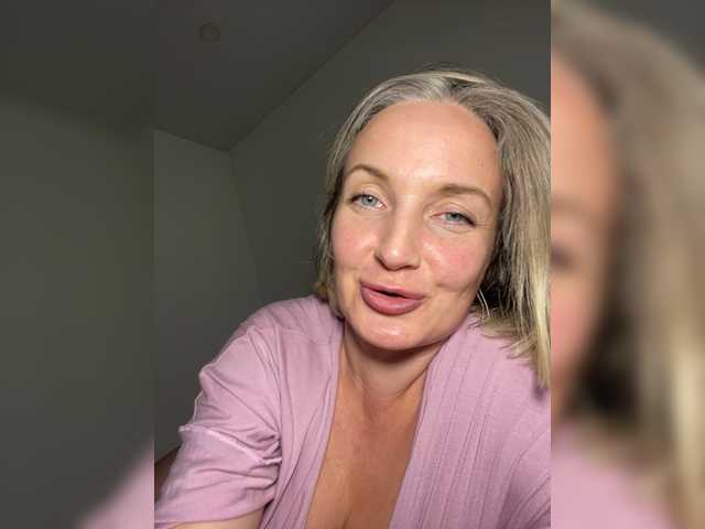 MonikaFoxys live cam