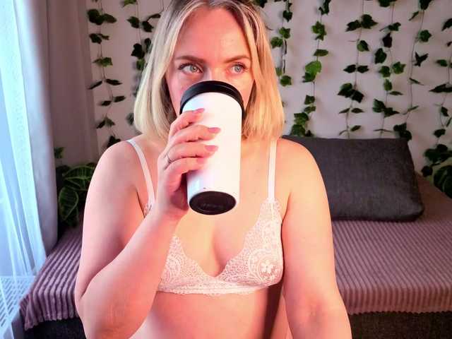  MonikaFoxys chat room