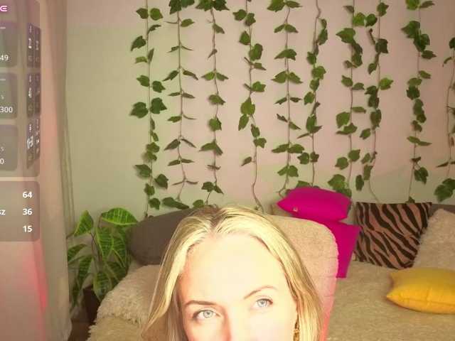 Monikafoxys live cam