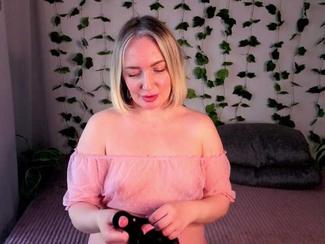  MonikaFoxys chat room