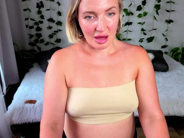 MonikaFoxys live webcam show