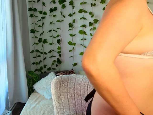 MonikaFoxys live cam preview