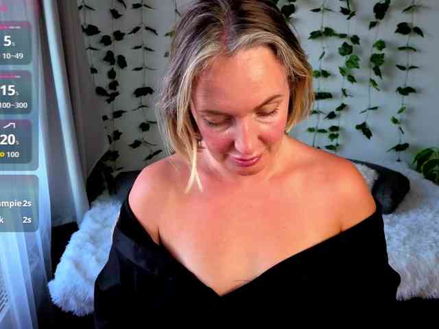 MonikaFoxys Live Webcam on BongaCams