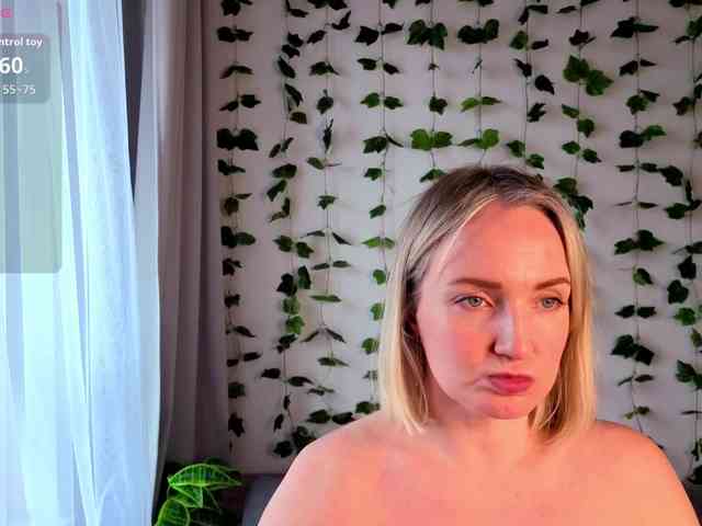 MonikaFoxys webcam