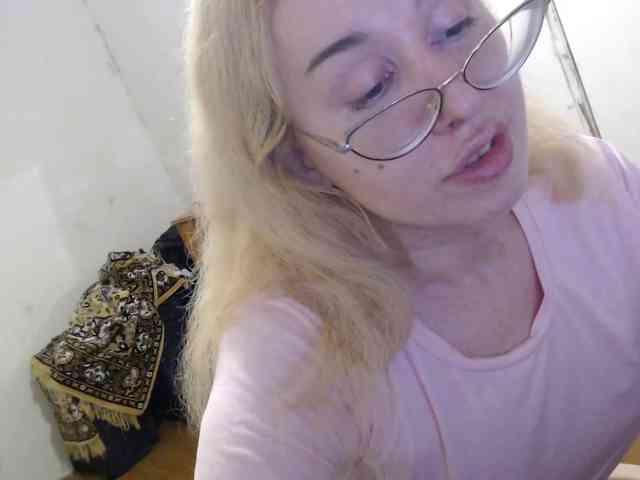 Karolinanichtig's cam show statistics and live stream
