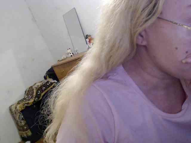 Karolinanichtig's cam show statistics and live stream