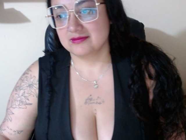 AvaCurvy live cam