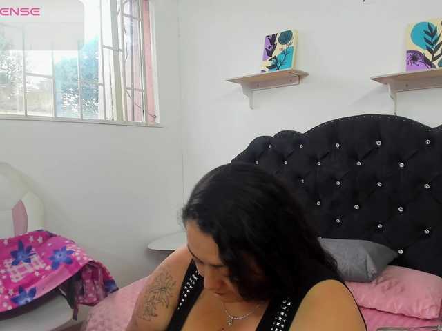 AvaCurvy — live female cam