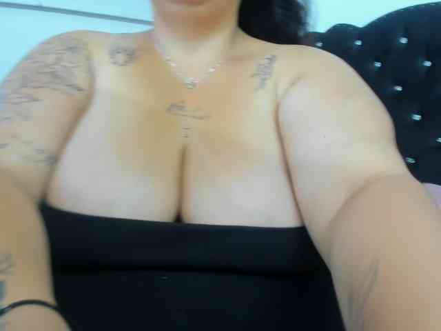 AvaCurvy webcam