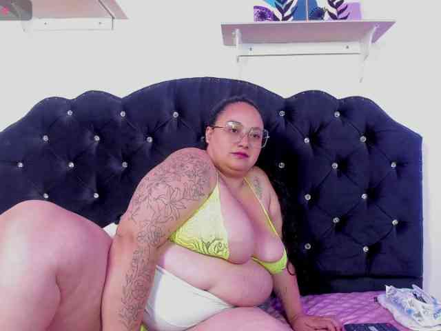 AvaCurvy webcam