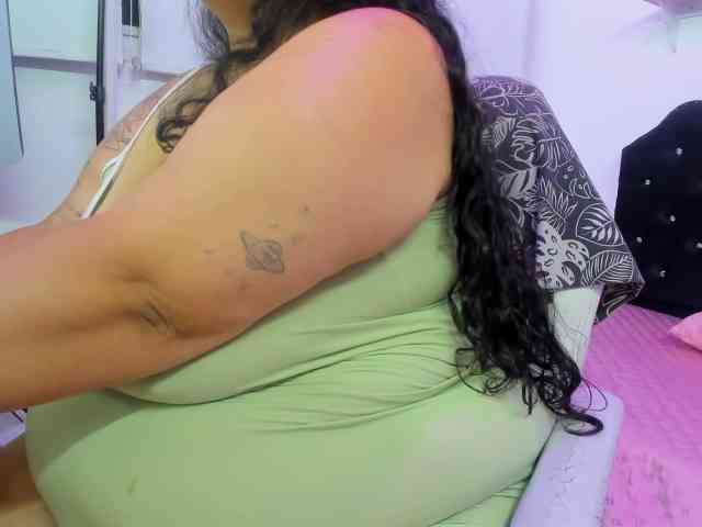 AvaCurvy webcam
