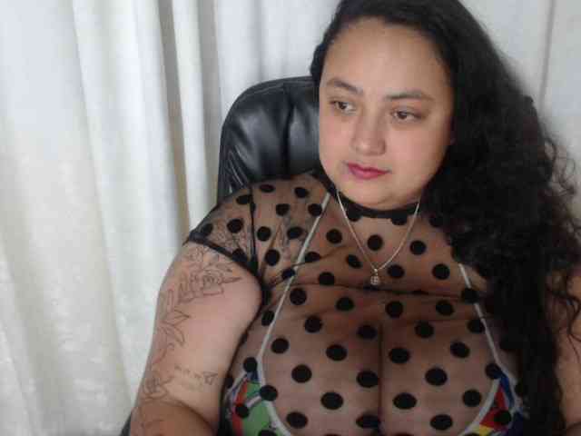 AvaCurvy webcam