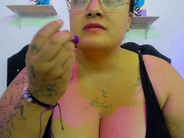 AvaCurvy webcam