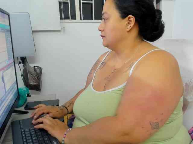 AvaCurvy webcam