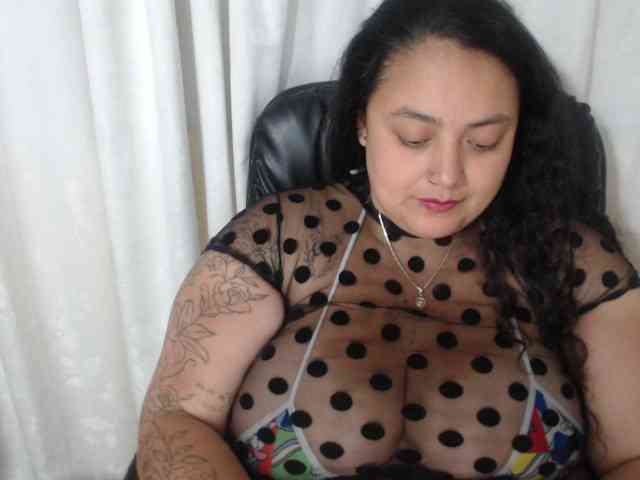 AvaCurvy webcam