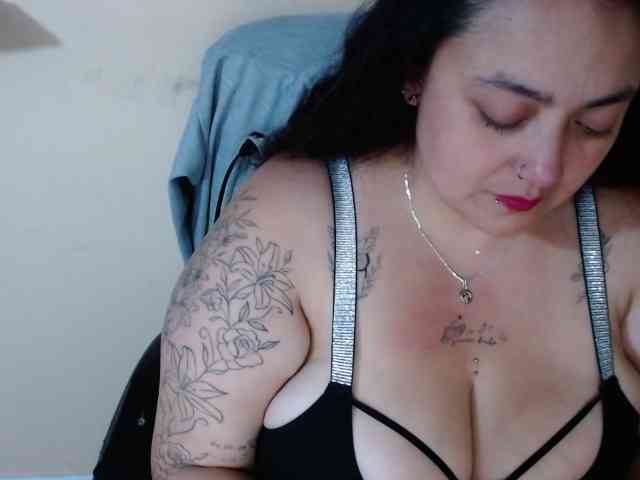 AvaCurvy webcam
