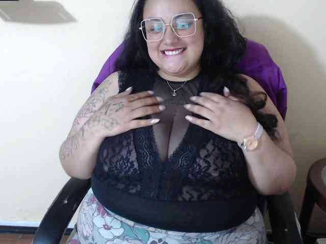 AvaCurvy webcam
