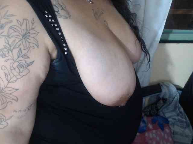 AvaCurvy webcam