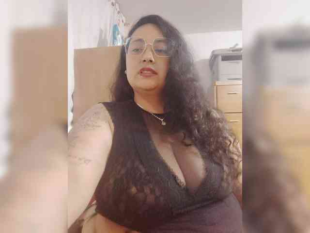 AvaCurvy webcam