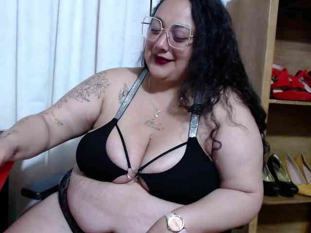 AvaCurvy webcam